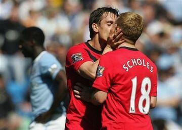 Gary Neville y Paul Scholes dos de los jugadores más emblemáticos del Manchester United fueron portada al día siguiente de todos los diarios por darse un beso en la boca.