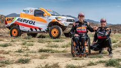 Isidre Esteve y Txema Villalobos con su Toyota del Dakar. 