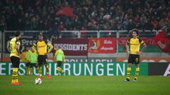 Soccer Football - Bundesliga - FC Augsburg v Borussia Dortmund - WWK Arena, Augsburg, Germany - March 1, 2019   Borussia Dortmund&#039;s Axel Witsel and team mates look dejected after Augsburg&#039;s second goal scored by Ji Dong-won   REUTERS/Michael Dalder    DFL regulations prohibit any use of photographs as image sequences and/or quasi-video