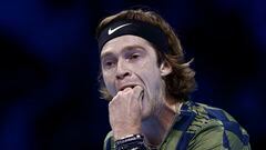El tenista ruso Andrey Rublev reacciona durante su partido ante Daniil Medvedev en las ATP Finals.