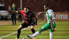 Melgar's Argentine forward Cristian Bordacahar (L) and Atletico Nacional's midfielder Danovis Banguero (R) vie for the ball during the Copa Libertadores group stage second leg football match between Peru's Melgar and Colombia's Atletico Nacional, at the UNSA Monumental stadium in Arequipa, Peru, on May 24, 2023. (Photo by Diego Ramos / AFP)