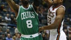 Jeff Green, de los Celtics, ante Khris Middleton, de los Bucks.