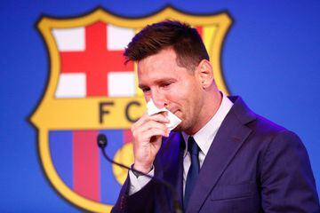 BARCELONA, ESPAÑA - 08 DE AGOSTO: Lionel Messi del FC Barcelona se enfrenta a los medios de comunicación durante una rueda de prensa en el Nou Camp el 08 de agosto de 2021 en Barcelona, España.