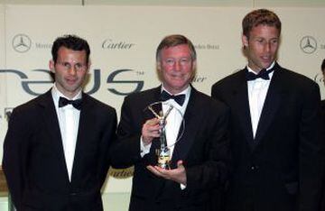 25 de mayo de 2000 . El entrenador del Manchester United Alex Ferguson recibe el premio Laureus deportivo en MonteCarlo. Ferguson está flanqueado por los jugadores del Manchester United Ryan Giggs (L) y Ronnie Johnsen (I).