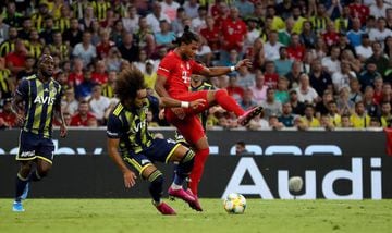 Serge Gnarby in action against Fenerbahçe.