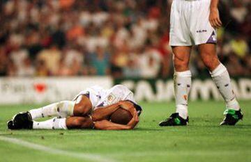 23-08-97. Barcelona beat Madrid 2-1 at Camp Nou in the first leg of the Super cup but the game was marred after Roberto Carlos was struck by a lighter thrown from the stand.