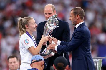 El Presidente de la UEFA, Aleksander Ceferin y el Príncipe William, Duque de Cambridge, entregan el trofeo a Leah Williamson. 