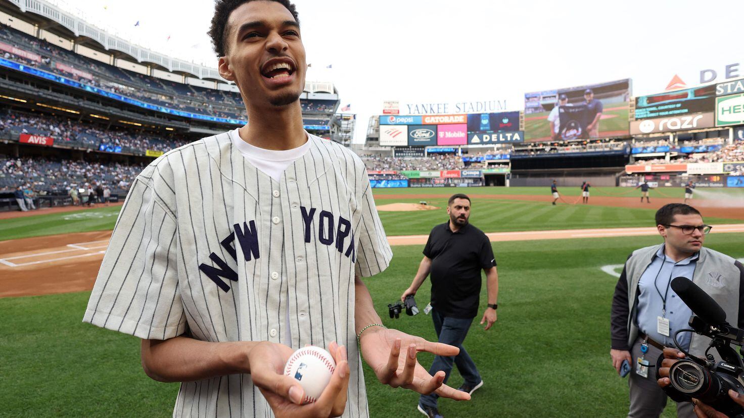 Victor Wembanyama Takes the Subway to Yankee Stadium to Throw First Pitch -  The New York Times