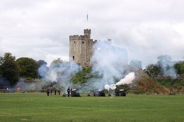 Una salva de cañones en Cardiff para anunciar la proclamación del rey Carlos III.
