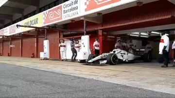 El C37 de Sauber saliendo del garaje durante su filming day en Barcelona.