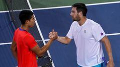 MASON, OHIO - AUGUST 19: Carlos Alcaraz of Spain (L) and Cameron Norrie of Great Britain shake hands after Norrie defeated Alcaraz 7-6, 6-7, 6-4 on day seven of the Western & Southern Open at Lindner Family Tennis Center on August 19, 2022 in Mason, Ohio.   Dylan Buell/Getty Images/AFP
== FOR NEWSPAPERS, INTERNET, TELCOS & TELEVISION USE ONLY ==