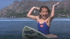 Carissa Moore sonriendo y levantando los brazos sobre su tabla de surf en febrero del 2020 en Honolulu (Haw&aacute;i, Estados Unidos), con 7 a&ntilde;os. 