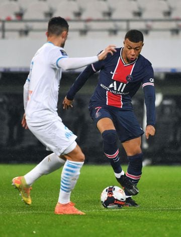 Stepover | Paris Saint-Germain's French forward Kylian Mbappé against Marseille's Spanish defender Álvaro González.