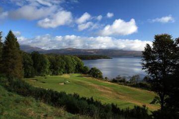Este campo de golf de 18 hoyos es considerado uno de los mejores del mundo. Rodeado de prados verdes tiene un gran obstáculo, el lago Loch Lomond. 