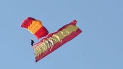 MADRID, 12/10/2021.- Un paracaidista de la Patrulla Acrob&aacute;tica de Paracaidismo del Ej&eacute;rcito del Aire (PAPEA) salta sobre la plaza de Lima este 12 de Octubre en el Paseo de la Castellana de Madrid durante la celebraci&oacute;n este martes del
