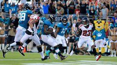 JACKSONVILLE, FL - AUGUST 25: Leonard Fournette #27 of the Jacksonville Jaguars crosses the goal line for a touchdown during a preseason game against the Atlanta Falcons at TIAA Bank Field on August 25, 2018 in Jacksonville, Florida.   Sam Greenwood/Getty Images/AFP == FOR NEWSPAPERS, INTERNET, TELCOS &amp; TELEVISION USE ONLY ==