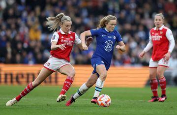 Leah Williamson of Arsenal tackles Erin Cuthbert of Chelsea 