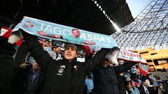VIGO, SPAIN - JANUARY 29: A fan of RC Celta, raising a scarf in support of Iago Aspas of RC Celta, looks on prior to the LaLiga Santander match between RC Celta and Athletic Club at Estadio Balaidos on January 29, 2023 in Vigo, Spain. (Photo by Octavio Passos/Getty Images)