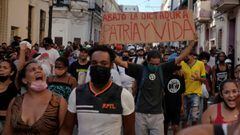 La gente grita consignas contra el gobierno durante una protesta contra y en apoyo del gobierno, en medio del brote de la enfermedad del coronavirus (COVID-19), en La Habana, Cuba, el 11 de julio de 2021. 