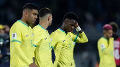 Vinicius, tras acabar el partido ante Uruguay, se retira junto a sus compañeros desolado.