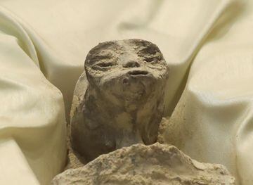 Jaime Maussan presentó dos supuestos cuerpos alienígenas que tenían más de 1.000 años, según una universidad.