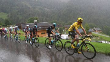 Chris Froome resiste bajo la lluvia en &uacute;ltima etapa de los Alpes.