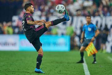 Jesús Manuel Corona baja un balón en partido del Tri en Copa Oro