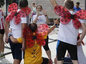 Varios participantes momentos antes del inicio de la "Carrera por la Diversidad", prueba organizada por primera vez con motivo de la celebración del Worldpride en Madrid.  