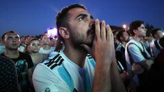 Moscow (Russian Federation), 21/06/2018.- Supporters of Argentina react as they watch a broadcast of the FIFA World Cup 2018 group D preliminary round soccer match between Argentina and Croatia in the FIFA Fan Fest area in Moscow, Russia, 21 June 2018. Croatia won the match. (Croacia, Mundial de F&uacute;tbol, Mosc&uacute;, Rusia) EFE/EPA/MAXIM SHIPENKOV