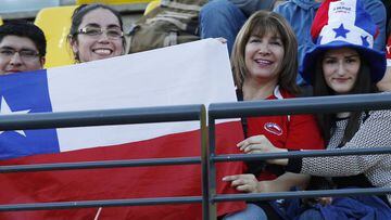 Hinchas de Chile alientan antes del partido en el Sausalito