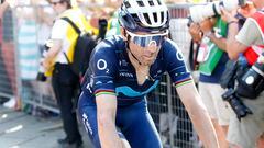 El ciclista español Alejandro Valverde llega a meta tras la decimocuarta etapa del Giro de Italia.