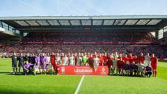 Los veteranos del Madrid y del Liverpool posaron antes del comienzo del encuentro en Anfield.