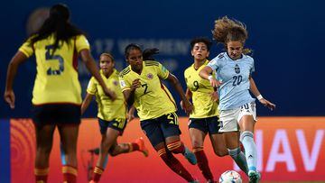 Spain's Paula Partido (R) handles the ball past Colombian players during the FIFA U-17 women�s football World Cup 2022 final match between Colombia and Spain at the DY Patil Stadium in Navi Mumbai on October 30, 2022. (Photo by Punit PARANJPE / AFP)