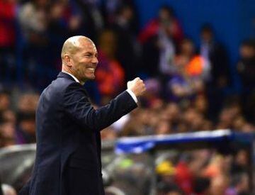 Zinedine Zidane celebrates Isco's goal.