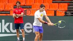 Juan Carlos Ferrero observa a Carlos Alcaraz durante un entrenamiento previo a la Copa Davis.