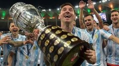 TOPSHOT - Argentina&#039;s Lionel Messi holds the trophy as he celebrates with teammates after winning the Conmebol 2021 Copa America football tournament final match against Brazil at Maracana Stadium in Rio de Janeiro, Brazil, on July 10, 2021. - Argentina won 1-0. (Photo by CARL DE SOUZA / AFP)