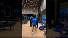 Tres futbolistas chilenos se encuentran en un gimnasio de Europa y la reacción es viral