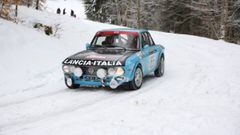 El Lancia Fulvia rueda sobre la nieve en el Rally de coches hist&oacute;ricos de Montecarlo.