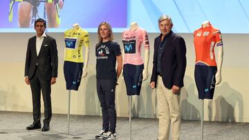 Van Vleuten, en la sede de Telefónica con sus maillots del Giro, Tour y Vuelta, junto a Unzué y Álvarez-Pallete.