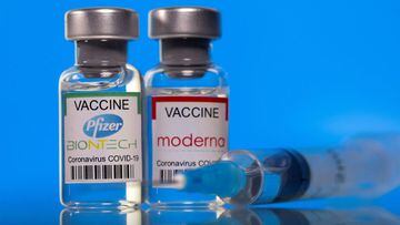 FOTO DE ARCHIVO: En esta imagen de ilustraci&oacute;n tomada el 19 de marzo de 2021, se ven viales con las etiquetas de la vacuna Pfizer-BioNTech y Moderna coronavirus (COVID-19). 