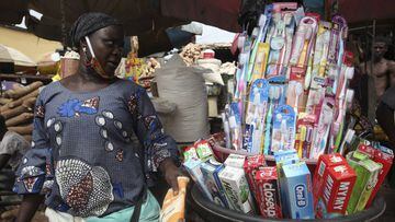 Lagos (Nigeria), 04/05/2020.- A woman stands near a bowl containing toothbrushes displayed for sale at a food market in Nigeria&#039;s commercial capital Lagos, Nigeria, 04 May 2020. After a five week long lockdown to curb the spread of the coronavirus SA