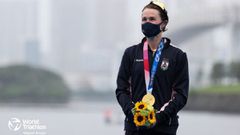 Flora Duffy en el podio tras la prueba de triatl&oacute;n de los Juegos Ol&iacute;mpicos de Tokio 2020.