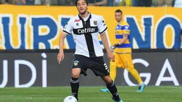 Francisco Sierralta jugando por el Parma.