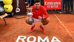 El tenista serbio Novak Djokovic posa con el t&iacute;tulo de campe&oacute;n del Masters 1.000 de Roma 2022.