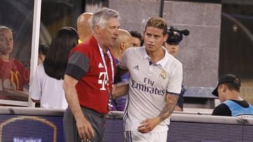 James saluda a Ancelotti en el amistoso de la pasada pretemporada.