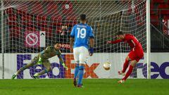 ALKMAAR, NETHERLANDS - DECEMBER 03: David Ospina of S.S.C. Napoli saves a penalty from Teun Koopmeiners of Alkmaar Zaanstreek during the UEFA Europa League Group F stage match between AZ Alkmaar and SSC Napoli at AFAS-Stadium on December 03, 2020 in Alkma