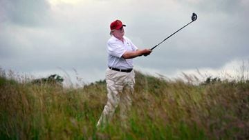 Donald Trump juega al golf en una imagen de archivo.