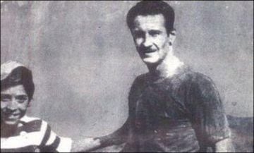 Sinónimo de bohemia y desenfado, fue el primer jugador mexicano en internacionalizarse, tras jugar en el Racing de Santander y en Vélez Sarsfield, de Argentina. Guió al Veracruz a dos títulos de liga, además de jugar para clubes como el América y el España. A pesar de su virtuosismo, nunca jugó una Copa del Mundo.