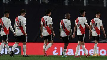 River Plates&#039;s footballers leave the field at half time against Independiente during their Argentine Professional Football League match at the Monumental stadium in Buenos Aires, on September 5, 2021. (Photo by ALEJANDRO PAGNI / AFP)