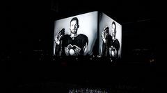 Los jugadores de los Anaheim Ducks y los Pittsburgh Penguins guardan un minuto de silencio en memoria de Adam Johnson.